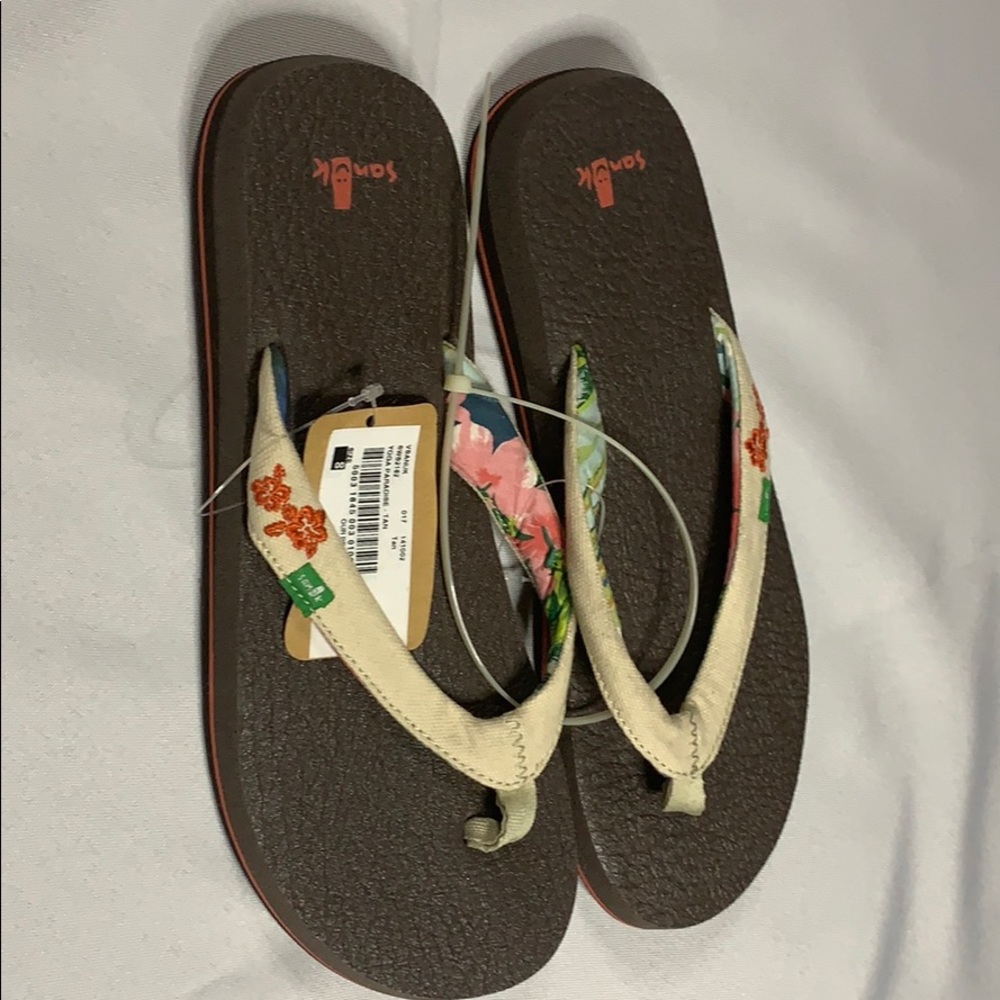 New with tags Sanuk Yoga Paradise tan